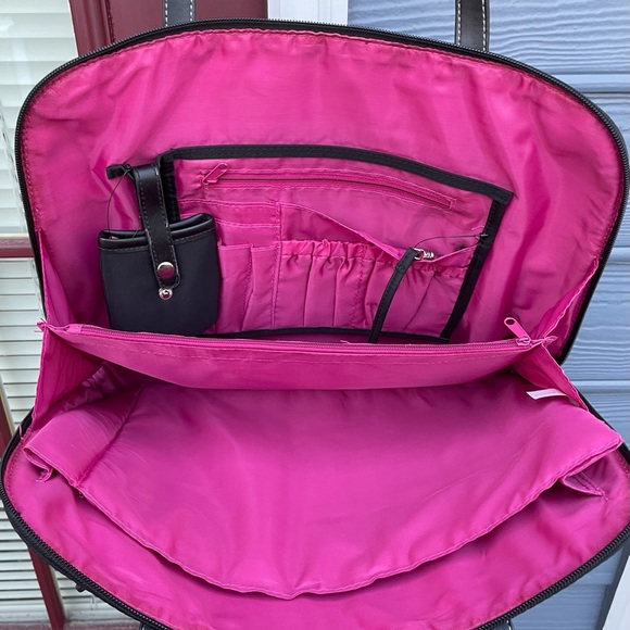 Black LAPTOP shoulder bag. Padded. Roomy. Mega storage. Excellent used condition - Picture 4 of 7